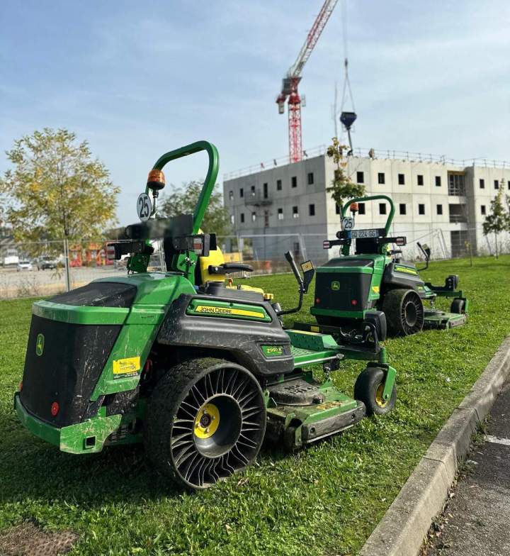Taillage et tonte pour un espace vert à Dijon